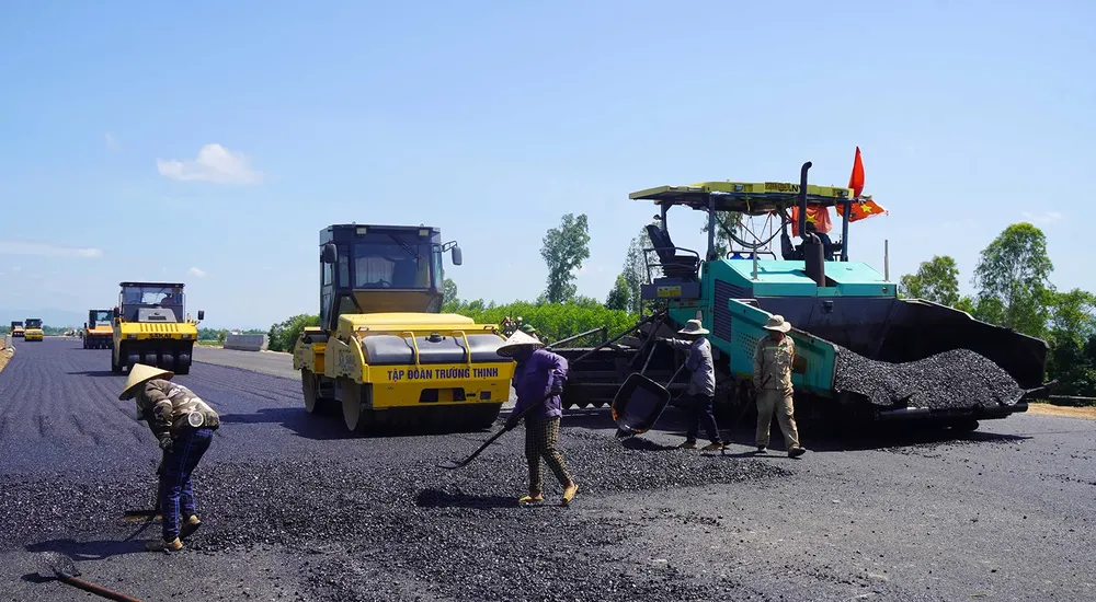 Project workers work in the hot sun to open Hoai Nhon - Quy Nhon Expressway to traffic on August 19. psa-anh5-3488-9184.jpg