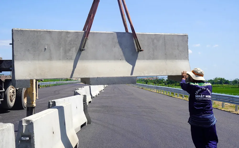 Workers install hard dividers at Hoai Nhon - Quy Nhon Expressway psa-anh8-dsc00871-4841-9468.jpg
