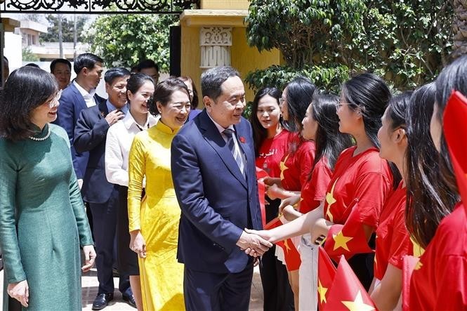 National Assembly Chairman Tran Thanh Man and his spouse, Nguyen Thi Thanh Nga, meet with staff of the Vietnamese Embassy and members of the Vietnamese community in Morocco on July 26 afternoon. (Photo: VNA) vna-potal-chu-tich-quoc-hoi-va-phu-nhan-gap-go-cong-dong-nguoi-viet-nam-tai-maroc-8173746.jpg