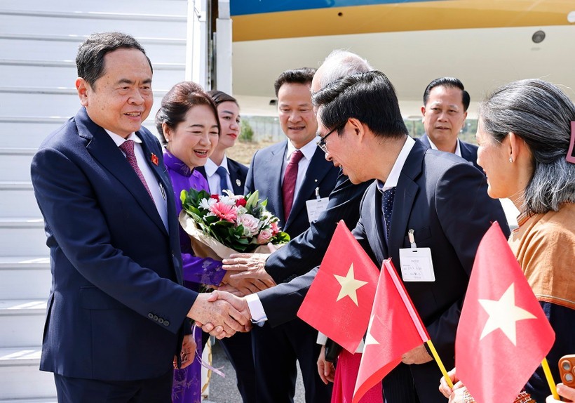 National Assembly Chairman Tran Thanh Man, his spouse Nguyen Thi Thanh Nga, and a high-ranking Vietnamese delegation are welcomed at Geneva international airport, Switzerland on July 27 afternoon (local time). (Photo: VNA) vna-potal-chu-tich-quoc-hoi-den-thuy-si-bat-dau-tham-du-hoi-nghi-cac-chu-tich-quoc-hoi-the-gioi-lan-thu-6-8175137.jpg