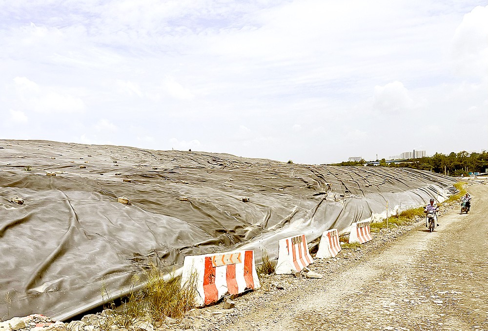 Garbage is buried at Da Phuoc Waste Treatment Complex in Ho Chi Minh City's Hung Long Commune &5e.jpg