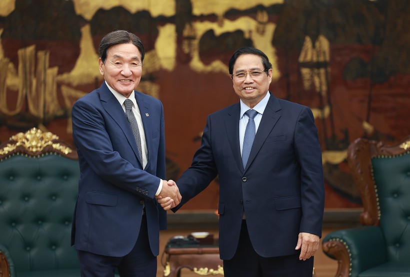 Prime Minister Pham Minh Chinh (R) receives Park Chang-dal, Special Envoy of the RoK President (Photo: VNA) pham-minh-chinh-1.jpg