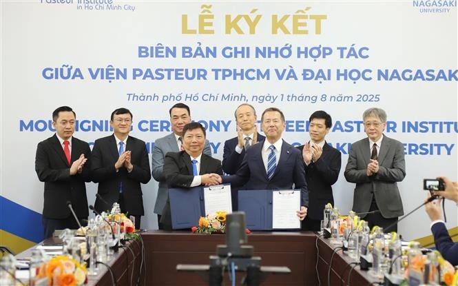At the signing ceremony of the Pasteur Institute in Ho Chi Minh City and Nagasaki University of Japan on August 1. (Photo: VNA) hcm-city-japan-disease-prevention-vna.jpg