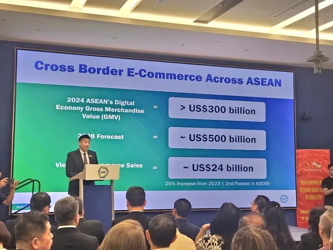 President Lennon Tan of the Singapore Manufacturing Federation (SMF) discusses bilateral trade opportunities for Vietnamese and Singaporean firms. ong-lennon-tan-chu-tich-lien-doan-san-xuat-singapore-smf-1-1945-3134.jpg
