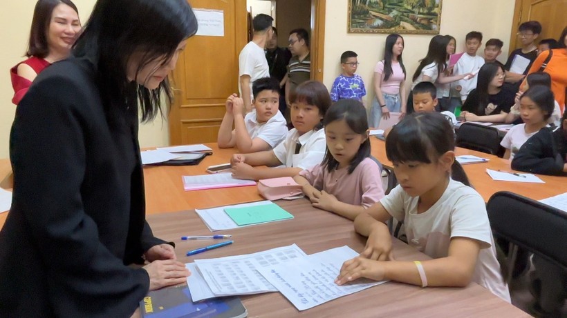 Vietnamese Consul General in Eketerenburg Nguyen Mai Huong visits a Vietnamese language class in Ufa. (Photo: VNA) ufa.jpg