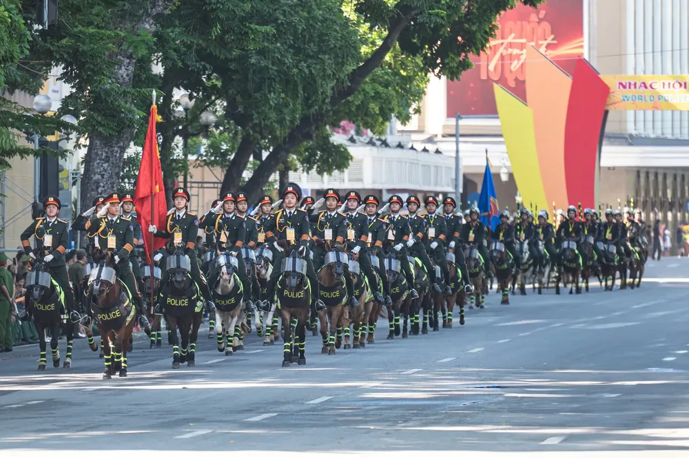 The cavalry of the Vietnam People's Public Security marches past the stage z6889204204141-f5d2ae861b0bdcd62cd09a2300fe1274-4360-8375.jpg