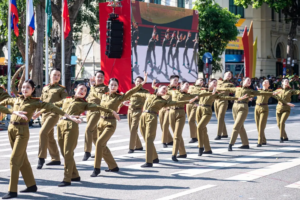 Lao Police Art Troupe performs at the program z6889204821620-0eed72f78b0cb890bcc92c1382497e6e-8650-7804.jpg