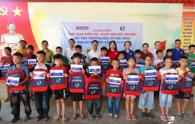 SGGP Deputy Editor-in-Chief Bui Thi Hong Suong presents scholarships and gifts to students chi-suong-1-6795-394.jpg