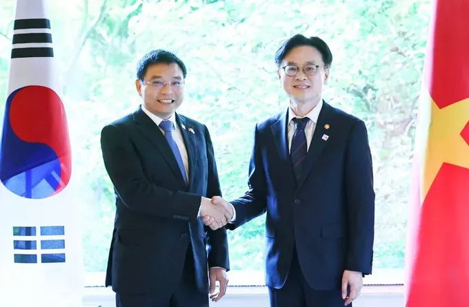 Minister of Finance Nguyen Van Thang (L) shakes hands with Minister of Trade, Industry and Energy of Korea Kim Jung Kwan img-9868-7192-1588-269-9601.jpeg