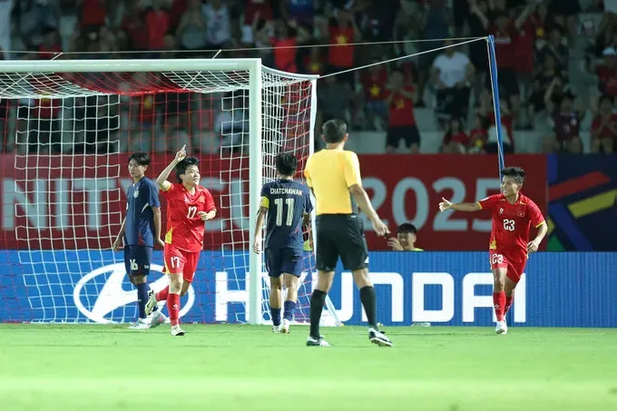 The joy of Thu Thao (number 17) after scoring the opening goal for the Vietnamese women's football team in the match against Thailand. m6b-8071-5952.jpg