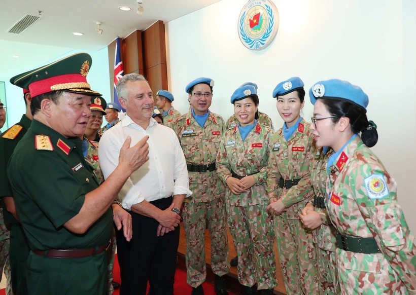 Senior Lieutenant General Hoang Xuan Chien and Deputy Secretary of Strategy, Policy, and Industry at the Australian Department of Defence Hugh Jeffrey meet with Vietnamese female peacekeeping officers. (Photo: VNA) vna-potal-le-ban-giao-vat-tu-trang-thiet-bi-cua-bo-quoc-phong-austraylia-cho-luc-luong-gin-giu-hoa-binh-viet-nam-8206029.jpg