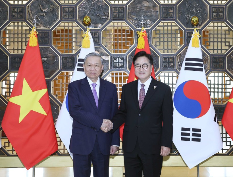 Party General Secretary To Lam (L) and National Assembly Speaker of the Republic of Korea (RoK) Woo Won Sik at a meeting in Seoul on August 12 (Photo: VNA) vna-potal-tong-bi-thu-to-lam-hoi-kien-chu-tich-quoc-hoi-han-quoc-woo-won-sik-8206161.jpg