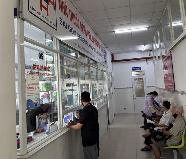 Patients with public health insurance receive medicine at a hospital in HCMC (Photo: VNA) 442784-saigon.jpg