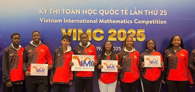 Zimbabwe students check in at Da Nang Airport z6905289875072-7bc4787eed468d7e970a2da4187b2b46-4886-3685.jpg