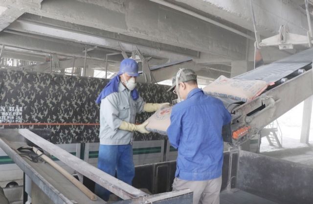 Cement production at La Hien Cement Joint Stock Company. (Photo: VNA) 443903-cement.jpg