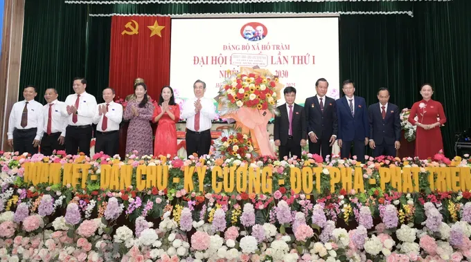 Deputy Secretary Nguyen Phuoc Loc and Working Group No. 4 of the Party Congress Steering Committee of the Ho Chi Minh City Party Committee present flowers to congratulate the congress. dsc-9229-1553-3963.jpeg