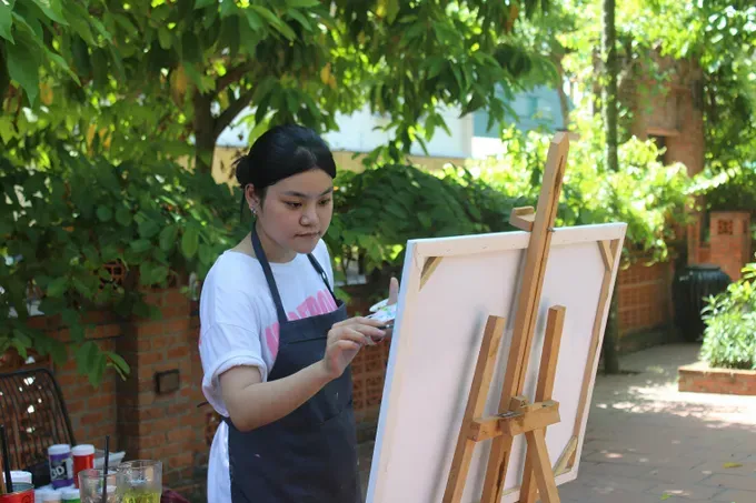 The elder sister is interested in painting quyen.jpg