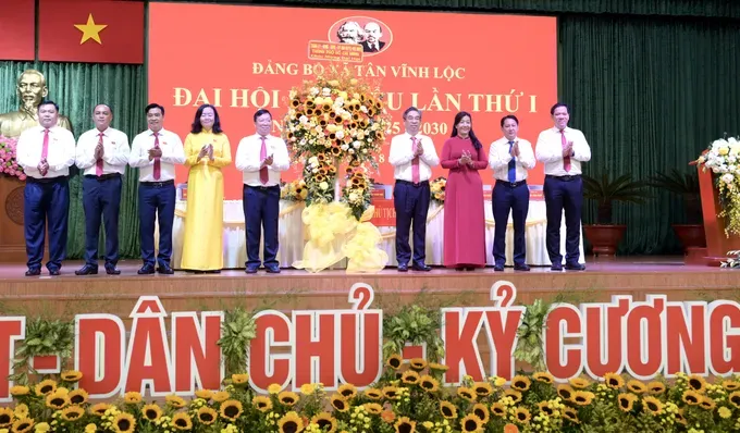 Deputy Secretary of the City Party Committee Nguyen Phuoc Loc and Working Group No. 4 of the Congress Steering Committee of the Ho Chi Minh City Party Committee present flowers to congratulate the congress. dsc-9353-2354-7265.jpeg