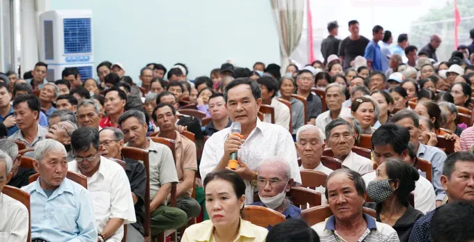 A local man voices his opinion about the proposed Phu My Industrial Park (IP) nguoi dan.jpg