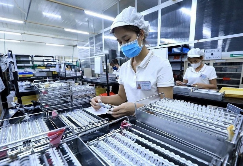 Workers at the factory of a foreign invested company. (Photo: VNA) vietnam-rising-star-in-fdi-attraction.jpg