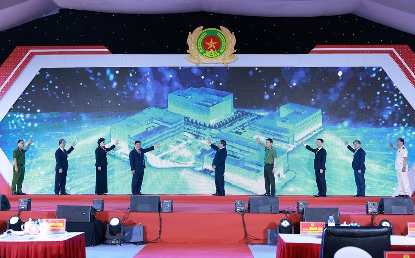 Prime Minister Pham Minh Chinh (fifth from right) and officials launch National Data center No. 1 and the national database system based at this center on August 18. (Photo: VNA) vna-potal-thu-tuong-pham-minh-chinh-du-le-khai-truong-trung-tam-du-lieu-quoc-gia-8218586.jpg