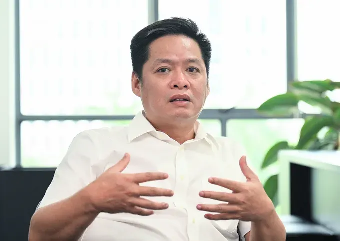 Deputy Director Nguyen Tu Long talks about a draft amendment to the Law on Public Employees t7a-8280-8485.jpg