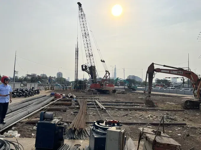 Responsible agencies pay visits to traffic infrastructure construction projects, road surface repair and traffic signal systems to ensure safety during the September 2 holiday. nut-giao-an-phu-4676-4365.jpg