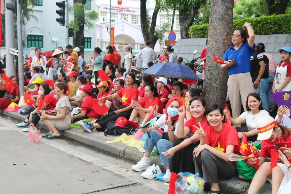 The event, scheduled for 8 p.m. today, draws enthusiastic crowds from early in the morning tu-8-106-8499.jpg