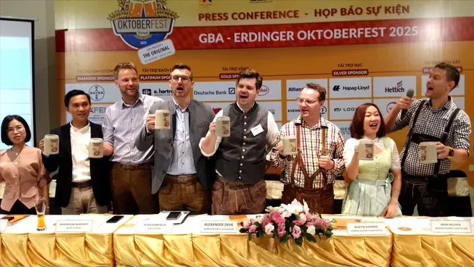 Representatives of German and Vietnamese organizations and businesses at the press conference. 1000005589-5492-3847.jpg