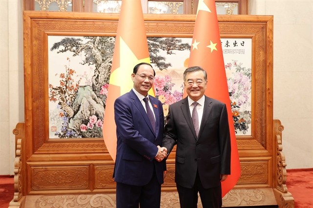 Vice Chairman of the Vietnamese National Assembly Tran Quang Phuong (L) and Zhang Qingwei, Vice Chairman of the Standing Committee of the National People's Congress of China. (Photo: VNA) 445200_5250419459651833_tr.jpg