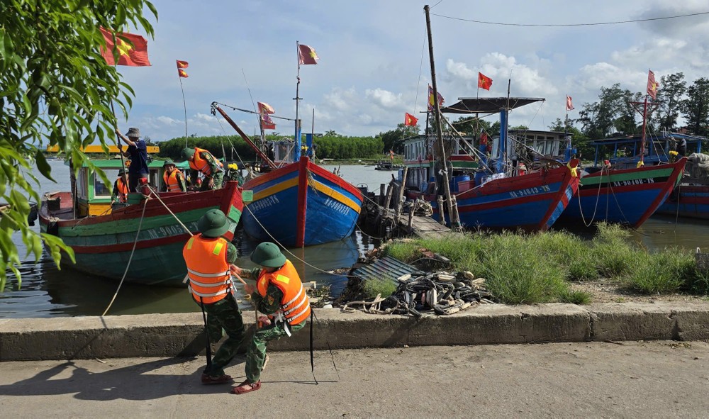 Border guards at Cua Lo - Ben Thuy Port Border Guard Station help fishermen tie down their boats. Y1f.jpg