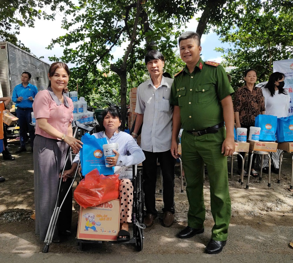 Leaders of Binh Thanh Ward give gifts to the needy at the launching ceremony of the project 'Binh Thanh - Flowers of Love'. Y3c.jpg
