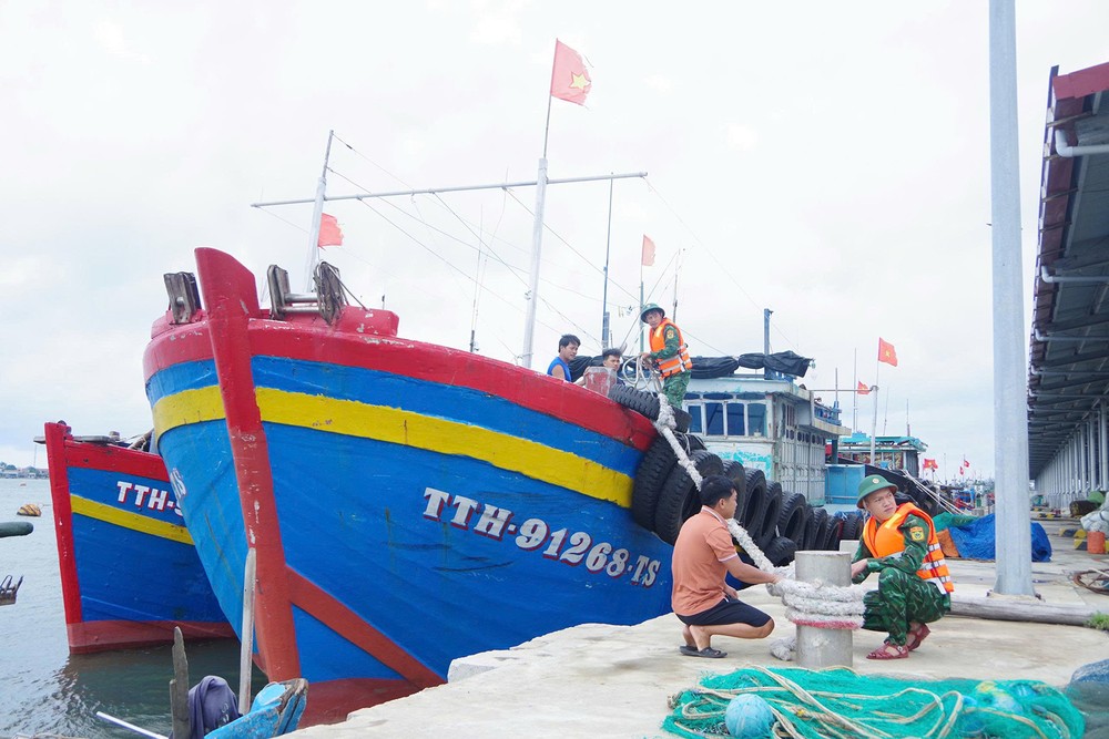 Border guards at Cua Lo - Ben Thuy Port Border Guard Station help fishermen tie down their boats. Y7a.jpg