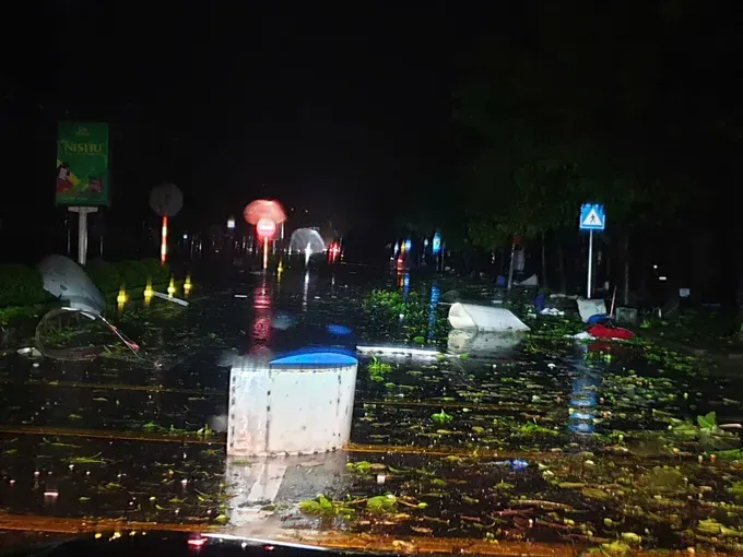 The storm left the streets in the central province of Nghe An in a mess. 1-6696-2685.jpg