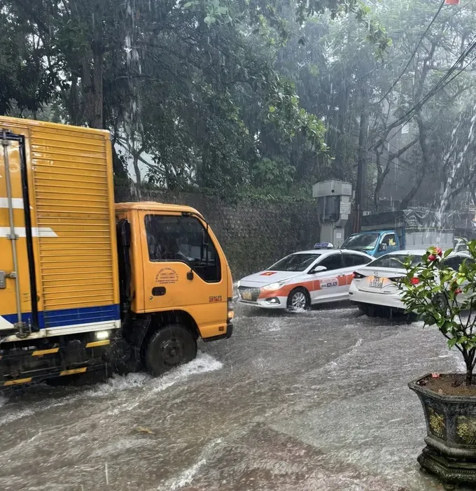 Streets in Hanoi are flooded img-1767-8389-8972.jpeg