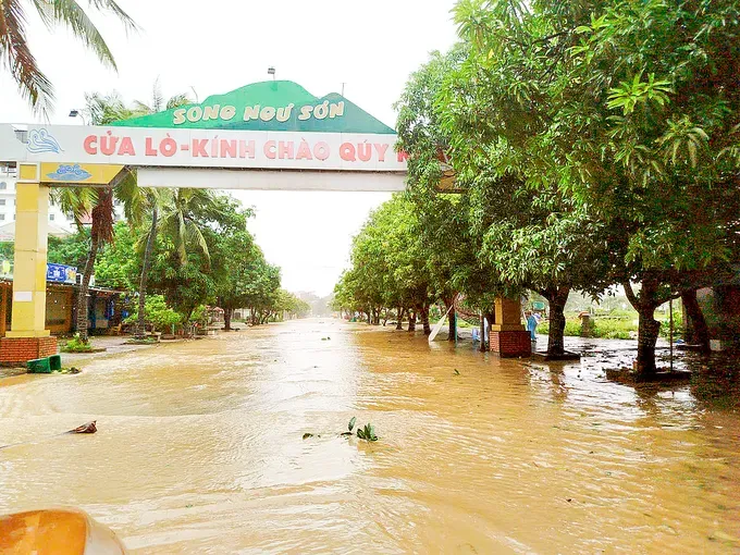 Many roads in Cua Lo Ward of Nghe An Province are heavily flooded due to seawater ingress street.jpg