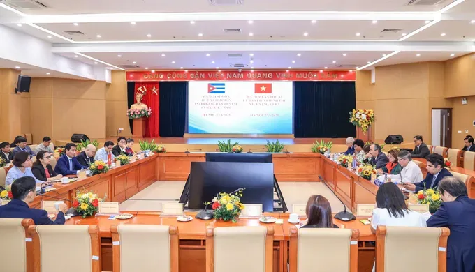 At this morning's meeting of the Vietnam–Cuba Intergovernmental Committee on Economic and Scientific-Technical Cooperation. 1000008203-3006-1640.jpg