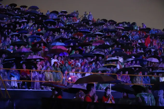 Despite heavy rain caused by Storm No. 5, more than 25,000 spectators gather at the Vietnam National Convention and Exhibition Center 68-17562196712701133978428-9944-2309.jpeg