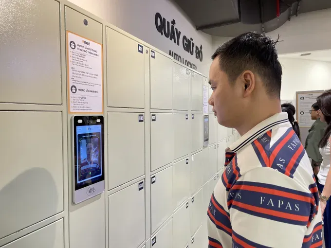 Facial recognition to manage smart lockers at a supermarket in Ho Chi Minh City 4c-6396-9312.jpg
