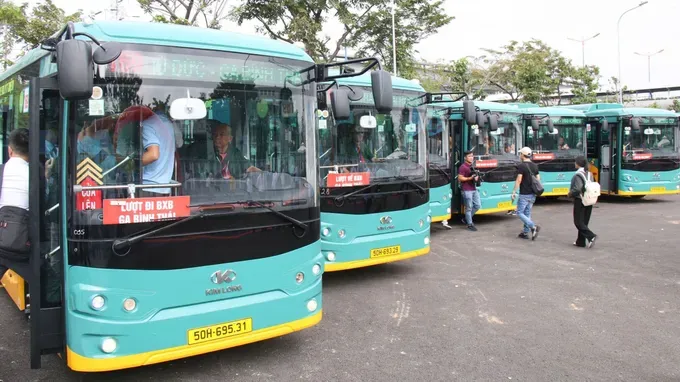 Fleets of electric buses in September 23 Park in HCMC electricty-bus.jpg