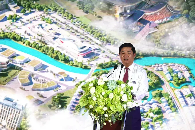 Chairman of the Da Nang People’s Committee Luong Nguyen Minh Triet speaks at the groundbreaking ceremony z6950531659717-e55e2751f86e4102443ed025c08311fd-6238-9405.jpg