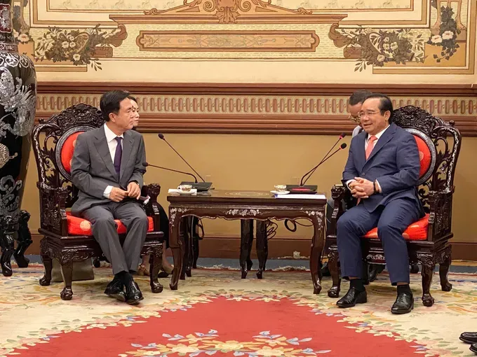 Chairman Nguyen Van Duoc of Ho Chi Minh City People's Committee receives Governor Taeheum Kim of Chungcheongnam Province. z6951255298924-9f394065342fee28e2fc1f634e615cb5-7193-1580.jpg