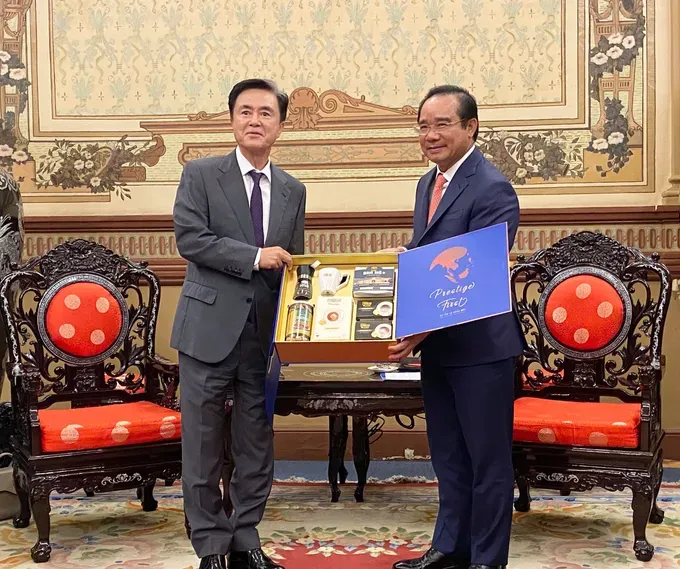 Chairman Nguyen Van Duoc gives a gift to Governor Taeheum Kim z6951259734030-507f029cc225818d16731e2b259fc8ec-1101-3935.jpg