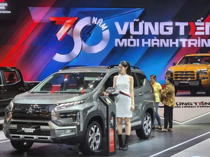 Some Japanese gasoline-powered car models are unveiled at the recent International Auto Show held in Ho Chi Minh City. z6802841857814-62f726a2181a16ffee6a11e75f166078-1559-9622.jpg