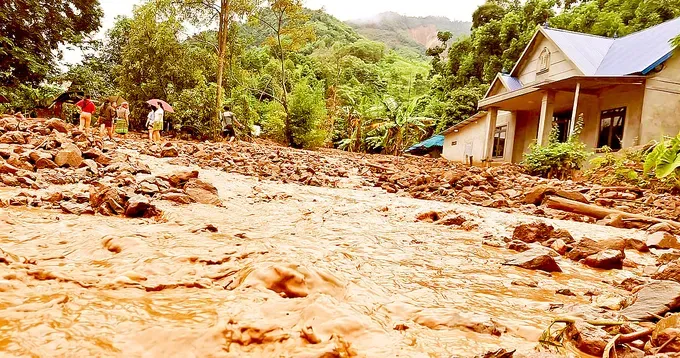 Ba Thau Village in Bao Yen Commune of Lao Cai Province is flooded with rocks and mud after a heavy rain on September 13 thon.jpg