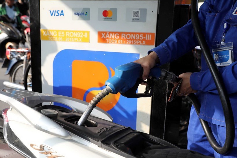 The retail prices of petrol rise slightly from 3pm on September 18. (Photo: VNA) gia-xang-dau-3010-6363.jpg