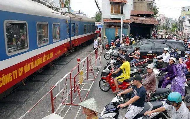 HCMC will address violations to protect people's safety RAILWAY.JPG
