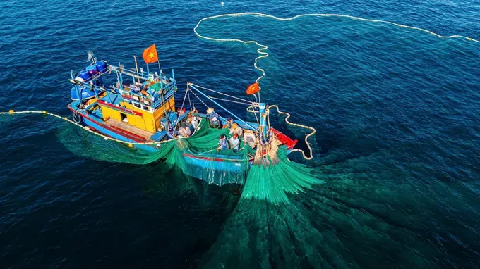 Fishing boats of fishermen from Gia Lai Province exploit seafood in waters under Vietnam's sovereignty. chu-de-8495-7414.jpg