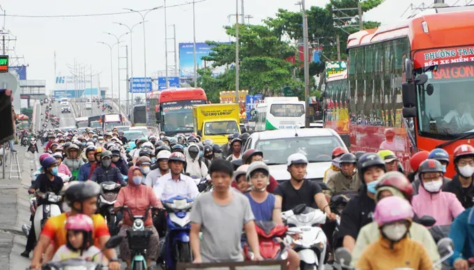 Traffic jam on National Highway 1A from Nguyen Van Linh Street to Binh Dien Bridge. jam.jpg