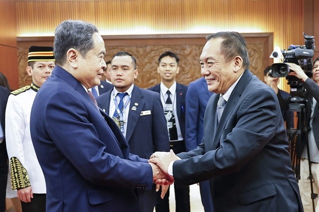 President of the Malaysian Senate Dato Awang Bemee Awang Ali Basah receives National Assembly Chairman Tran Thanh Man in Kuala Lumpur vna.jpg